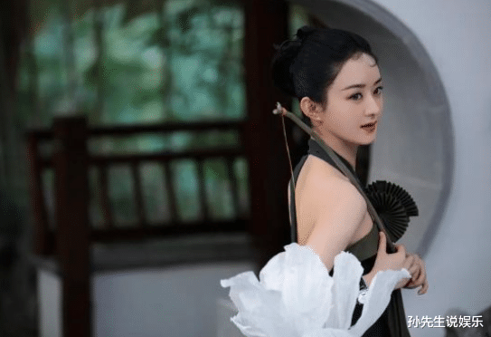 赵丽颖|赵丽颖杂志新造型被网友吐槽，虽出自陈漫之手，但P得也太过了