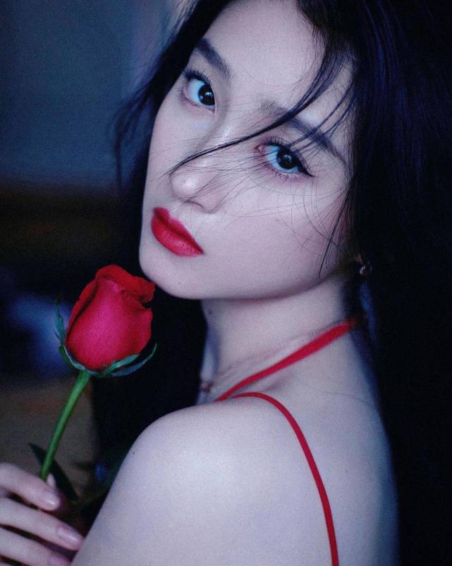 张艺谋|关晓彤黑丝袜大长腿，你觉得她的大长腿有多长？