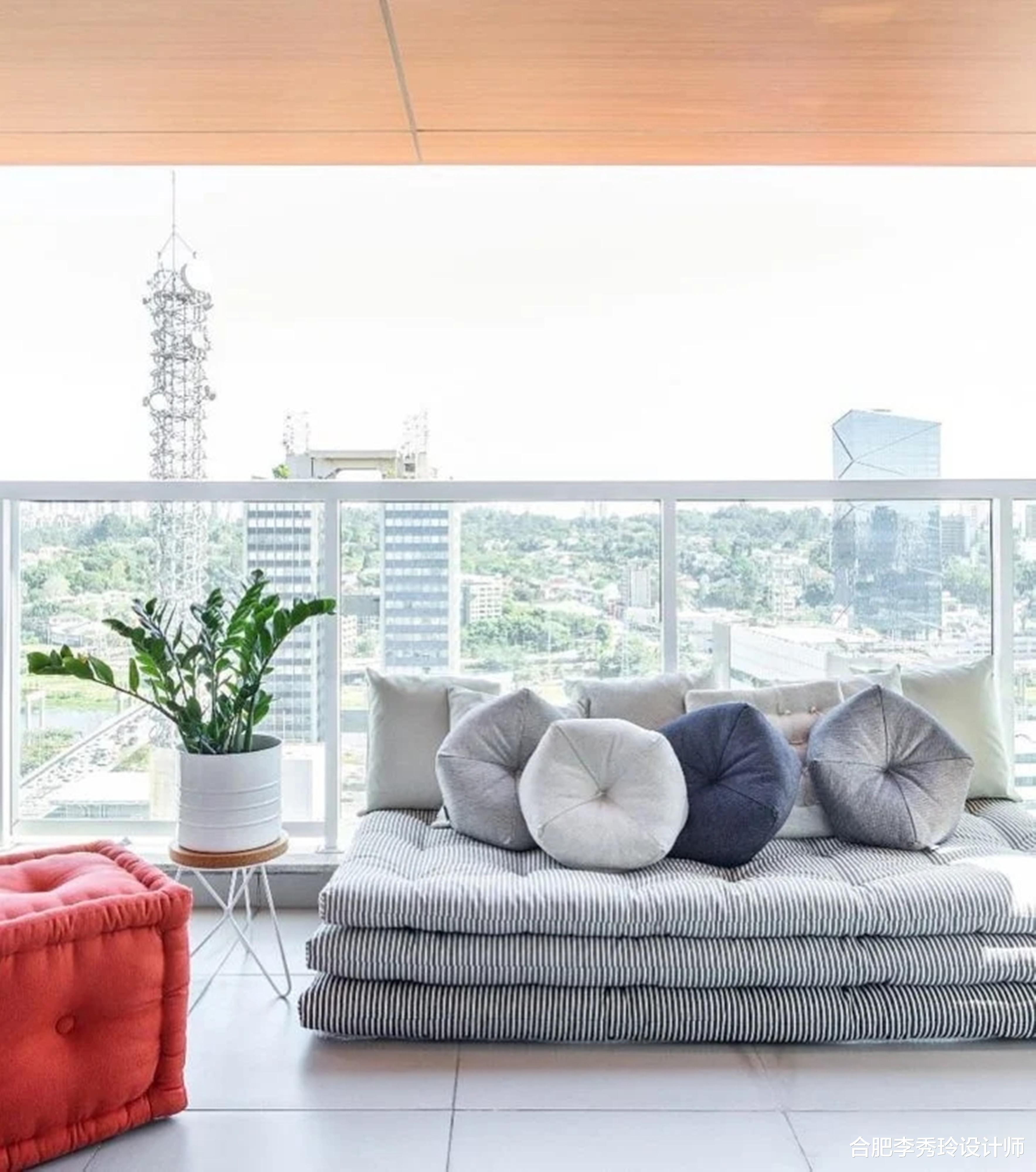 休闲阳台靠边抬高,能当沙发能当床,这一小块地方我能待上一整天