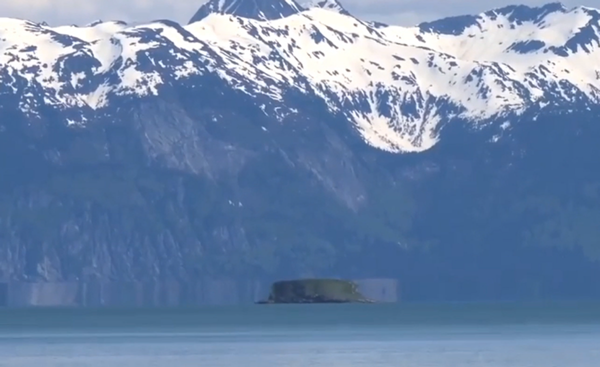 科学家 真实，幻像？阿拉斯加UFO被拍到，大如岛，像天空之船，掠海航行
