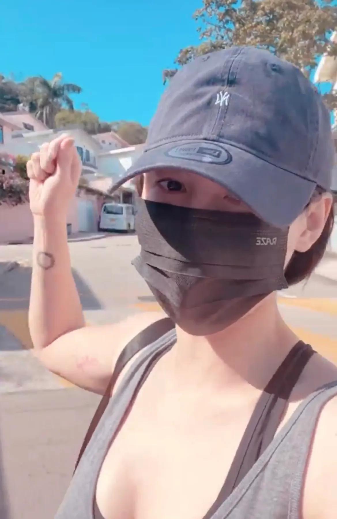 张柏芝|张柏芝陪二儿子打球，11岁小Q又长高不少，打球模样阳光帅气