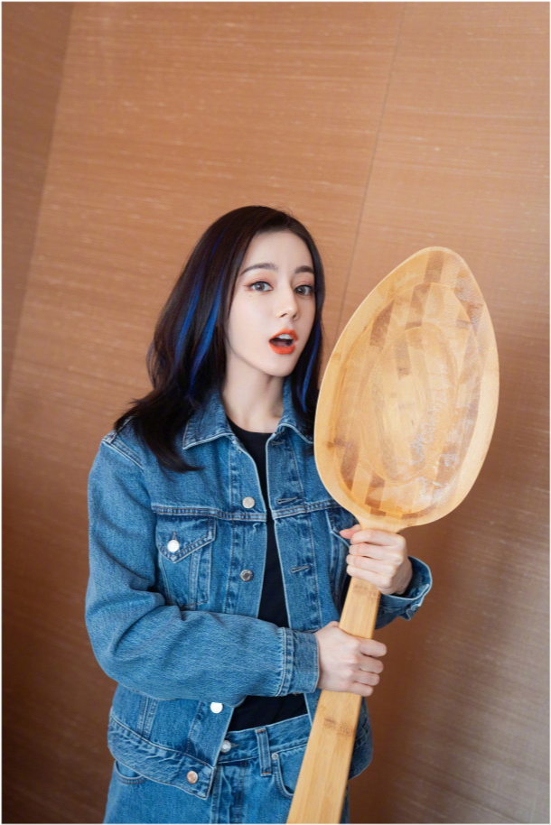 孙允珠|迪丽热巴新造型太飒气!穿牛仔套装霸气又不失高调范,笑起来却超甜