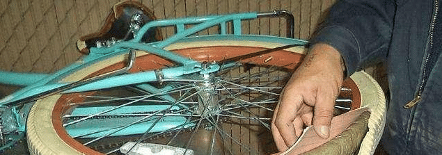 舜网 男子骑自行车过边境，却被警察制服，翻开车轮胎后，才恍然大悟