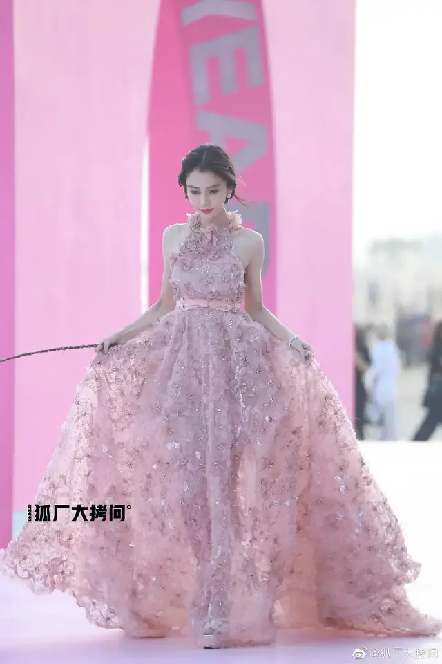 杨天真|杨天真出来走红毯,迪丽热巴都要震一震