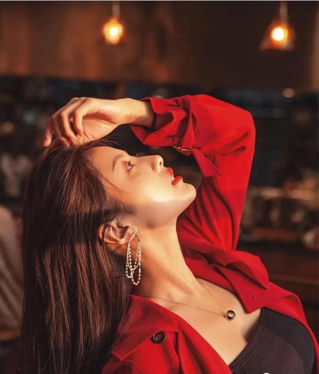 邱淑贞|“港大校花”神似邱淑贞？二次元幼态脸+ 漫画3D身材，绝绝子！