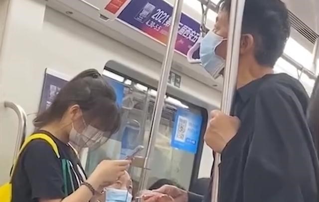 袁伦姐姐说学习 西安一男子地铁上手拿玻璃碎片，时不时举起碎片看，网友猜测笑哭