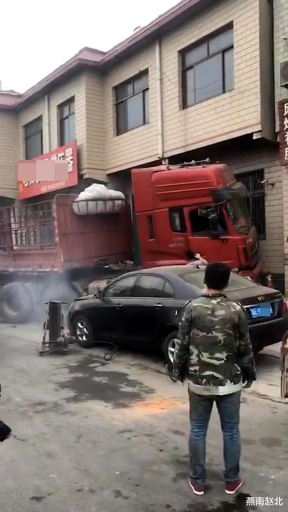 燕南趙北 保定連發(fā)兩起車輛失控撞路邊店事件，兩車司機(jī)均沒搶救過來