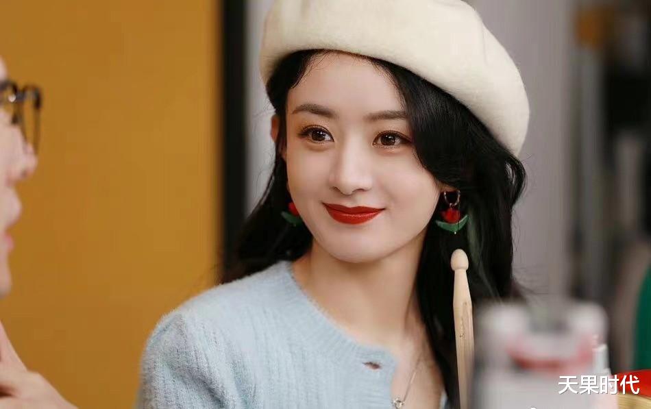 天果时代 走少女路线的赵丽颖,露脐针织衫晒“酒杯腰”,34岁不要太迷人