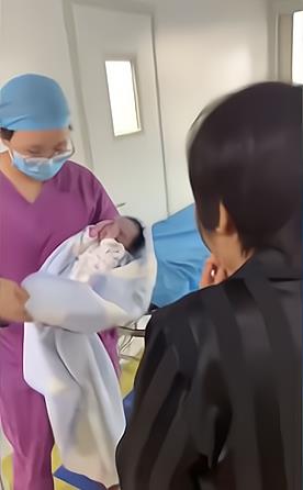 女子在产房痛苦生产,丈夫和婆婆守在门外,网友点评:没有嫁错人