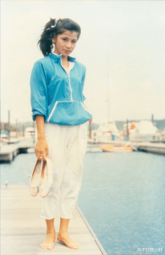 尚不红萌小舒 时尚就是一个圈,翁美玲的造型告诉我们“再过30年,也不如她潮”