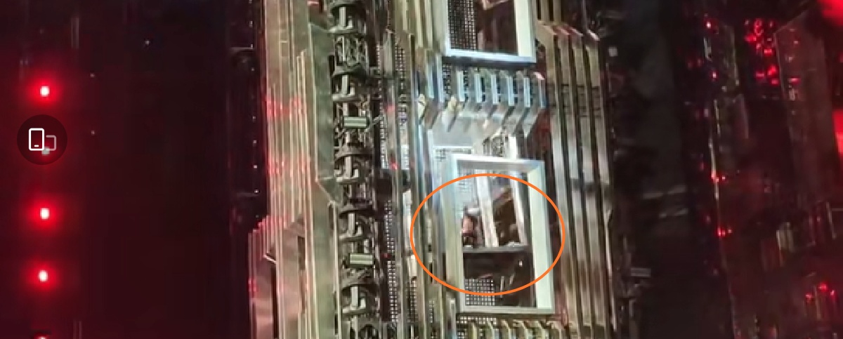 张杰|张杰演唱会首场见红，从升降台上摔下来，手部流血，歌迷现场照还原意外现场