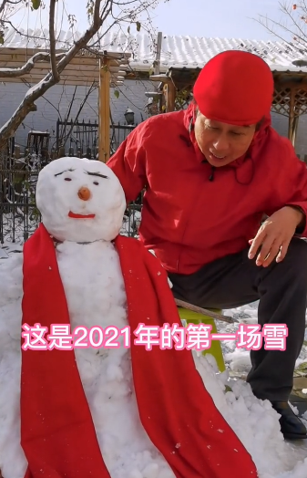 胡歌|63岁冯巩豪宅外堆雪人！坐小板凳打扮厚实，雪人长相跟冯巩一个样