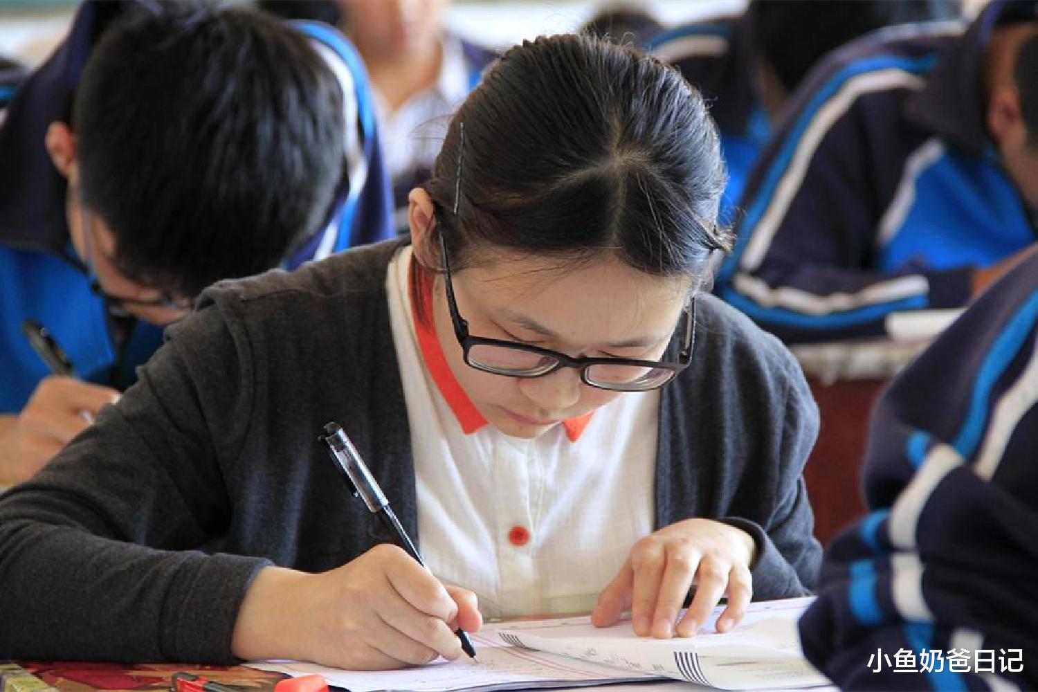 小鱼奶爸日记|学渣抄作业也翻车，“13”变成“B”，没有真才实学露馅太尴尬