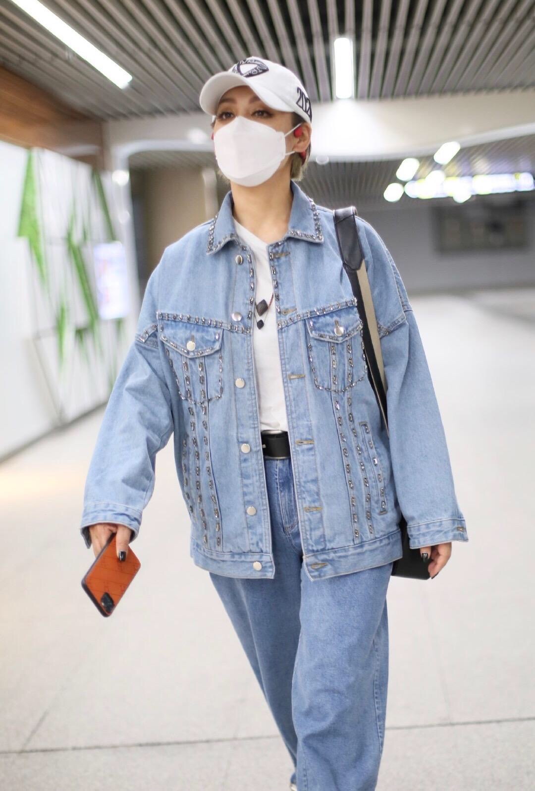 穿衣搭配|49岁宁静挺会扮嫩的，黑T配束脚裤时髦减龄，就是发型用力过猛了