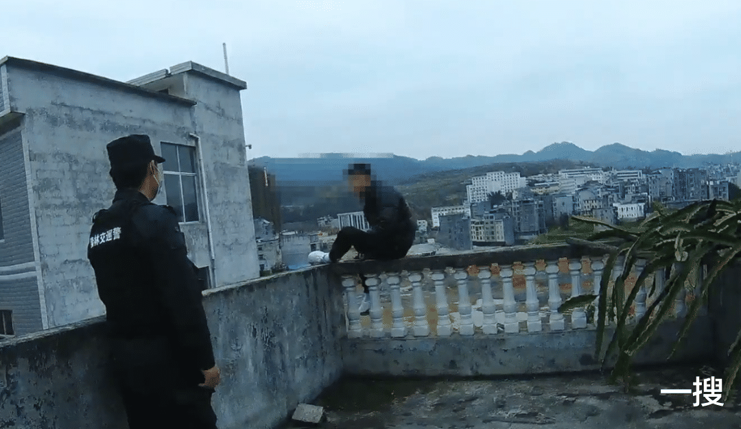 一搜 生死瞬间，广西民警奋不顾身救下跳楼男子