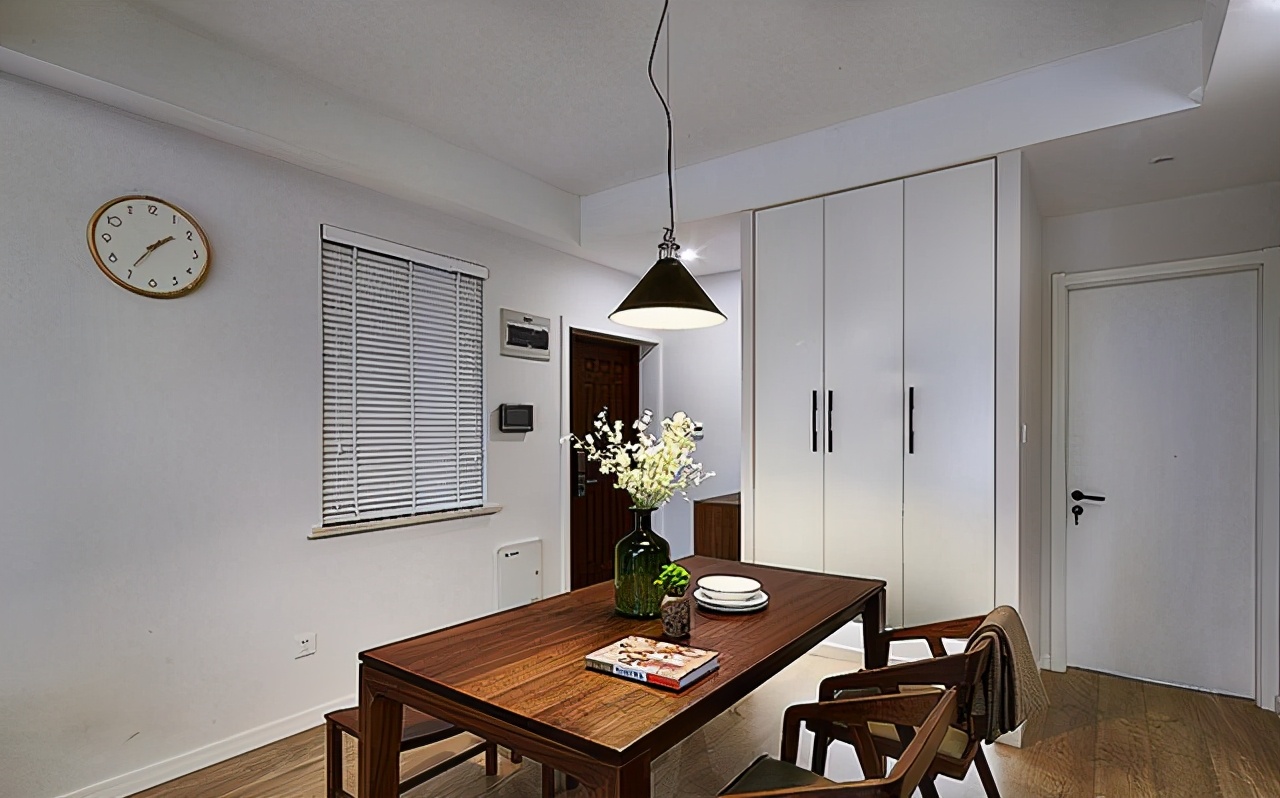 130平现代风新房毕业，入户就被迷住了，超有范的设计感，舒适