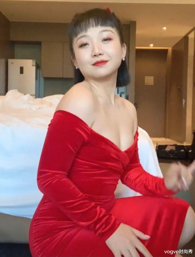 辣目洋子|25岁辣目洋子爆红，一袭红裙“穿出曲线感”，这身材真实存在？