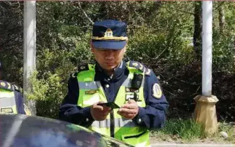 中央政法委长安剑 “有人暴力抗法！”他左腿被砍伤，徒手夺刀！