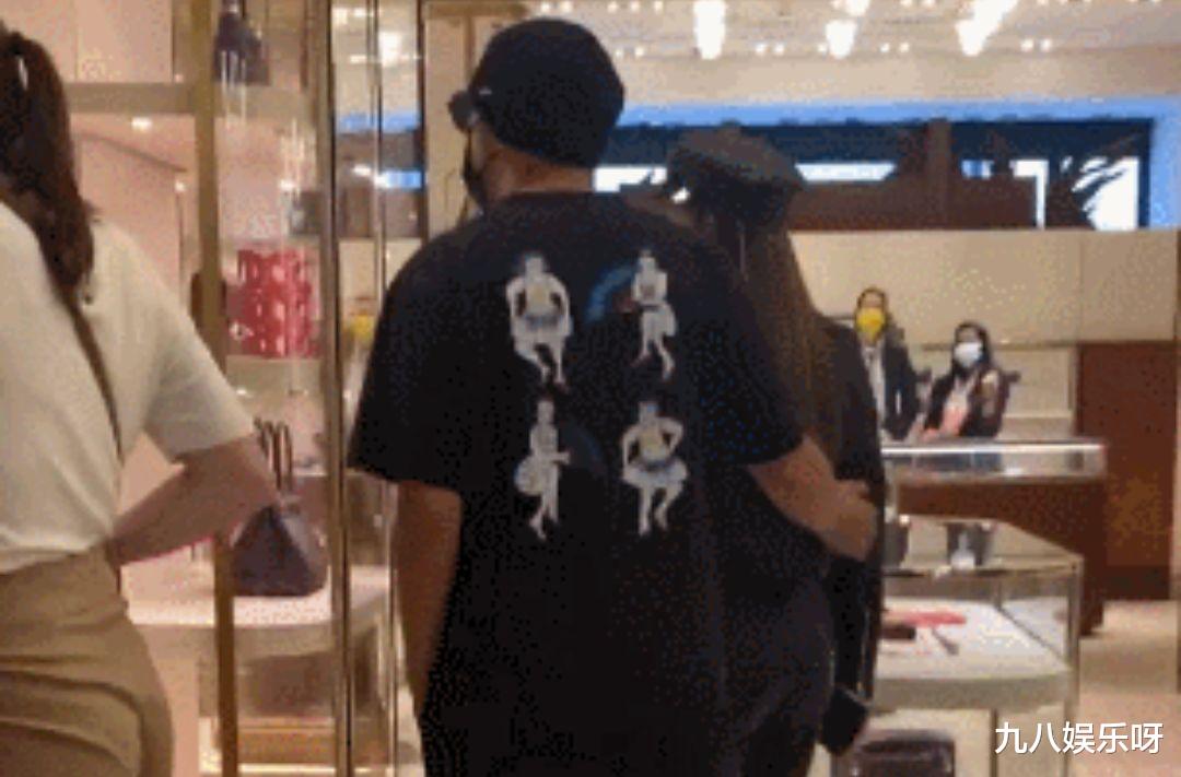 周杰伦|周杰伦搂着昆凌逛街，网友的关注点却跑偏了