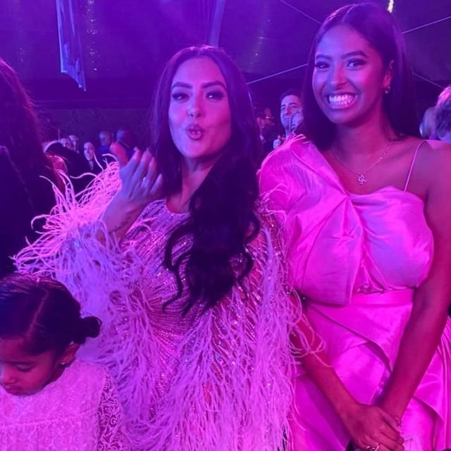 当家主母|单身富婆瓦妮莎和大女儿现身电影首映礼！39岁守身如玉却韵味十足