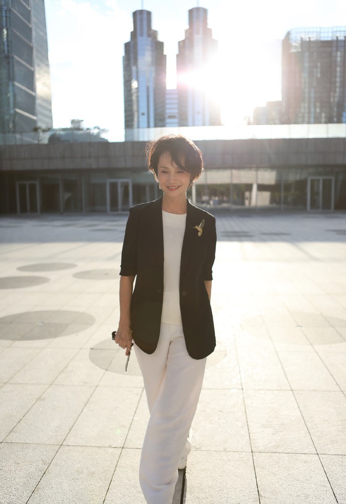 徐俐|前央视著名主持人徐俐退休后，首次在社交媒体上晒出自己的生活照