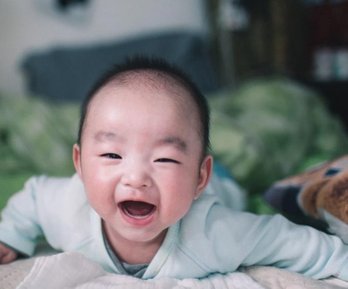 欣妈育儿经|0~6个月是宝宝“俯趴”黄金期，宝爸宝妈可别错过了！