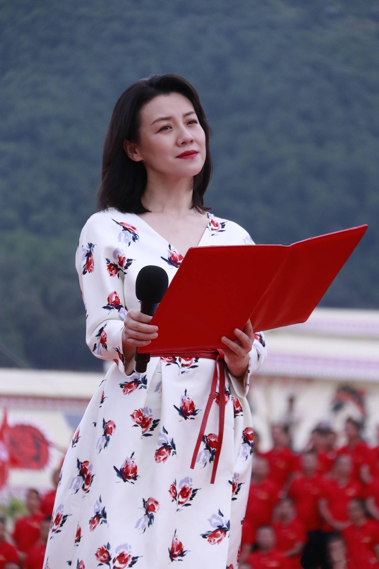 哚乐Like时尚|“德华姑姑”刘琳真美！粉紫色长裙尽显高雅贵气，真正的时光美人