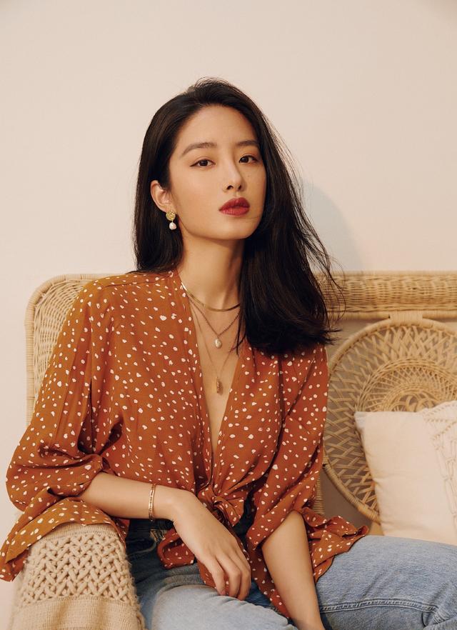 杨采钰|被杨采钰惊艳到了，穿“水滴裙”配中分马尾，高级大气又有女人味