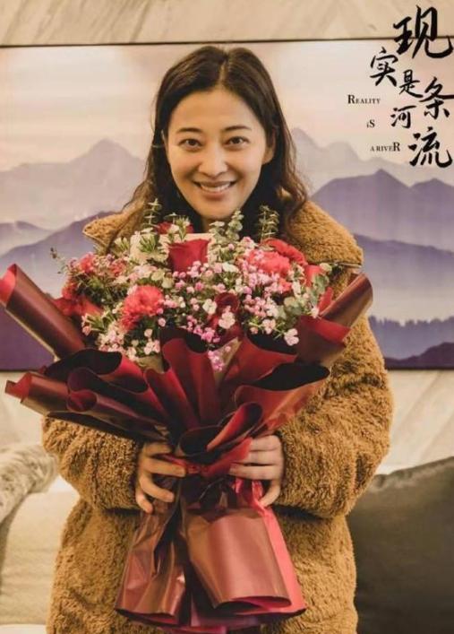 梅婷|梅婷出席新剧活动，留着一头长卷发气质温柔，怪不得老公亲自探班