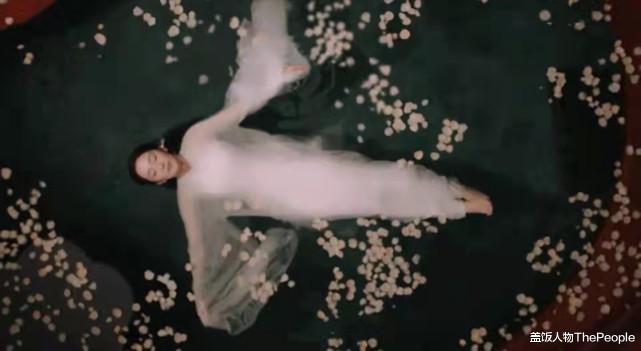 前方高能|海胆式中箭、弹簧式翻墙、手榴弹炸飞机，影视剧镜头能有多奇葩？