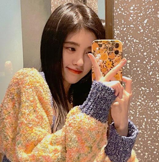 鞠婧祎|鞠婧祎穿JK裙景区游玩，没有了美颜滤镜的加持，这状态确定26岁？