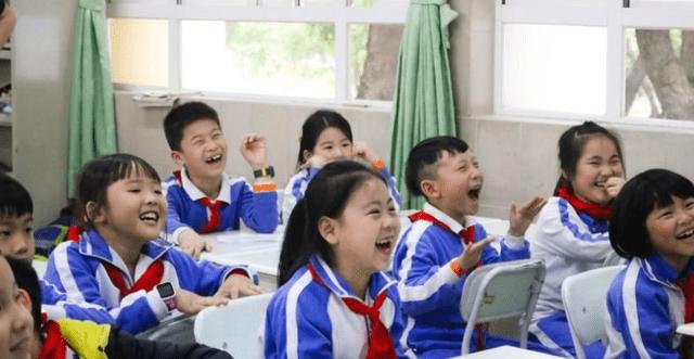 高秀花说育儿|一二年级不布置作业不考试，一线老师抱怨：打不好基础谁负责