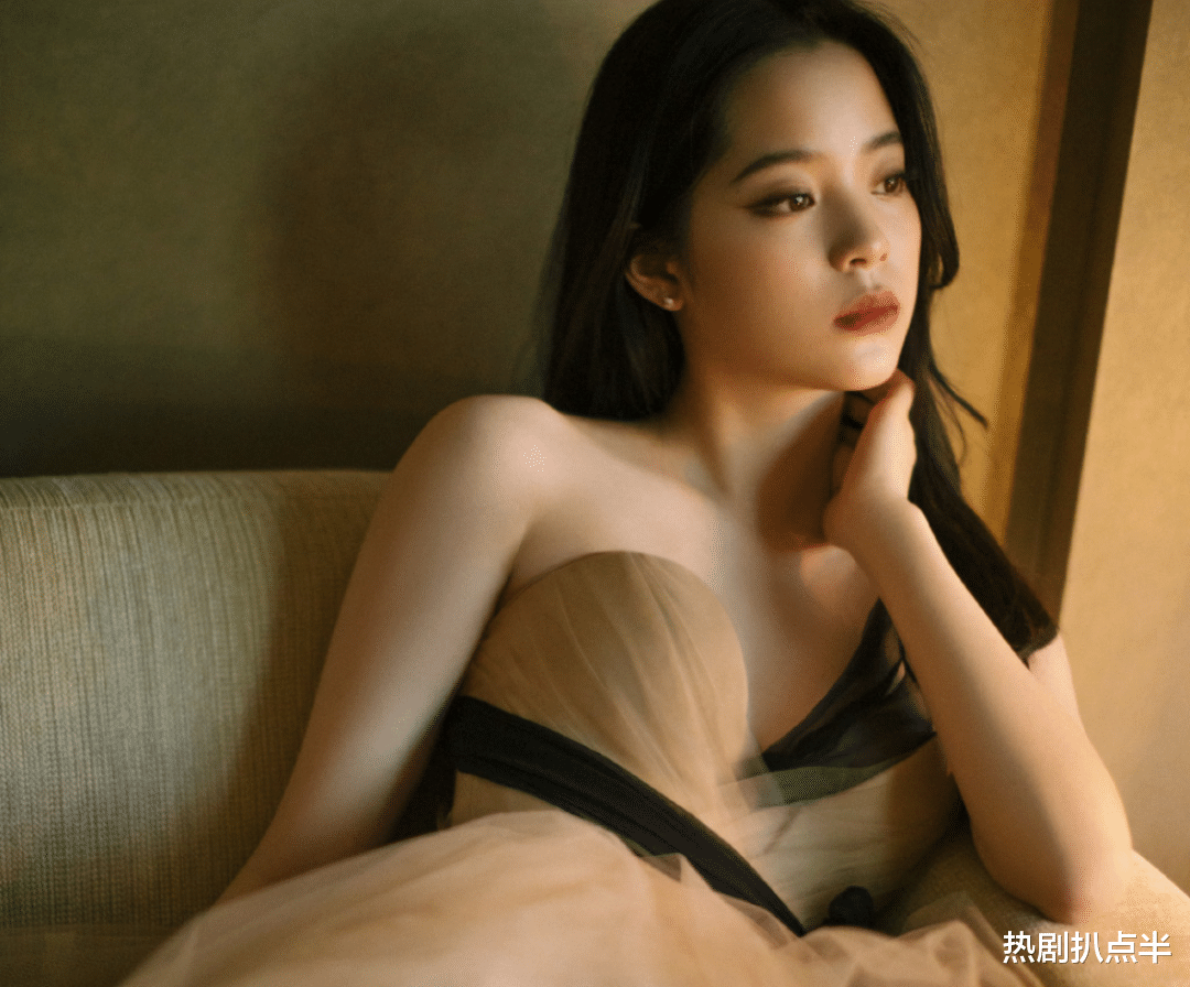 欧阳娜娜|欧阳娜娜真实身材缺陷多，膀大腰圆胳膊似莲藕，逐渐放飞自我