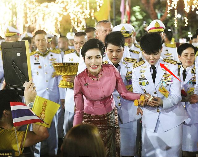 诗妮娜|泰王提拔诗妮娜贴身侍女为少将！瓜子脸超短发超美，是后宫团妃子