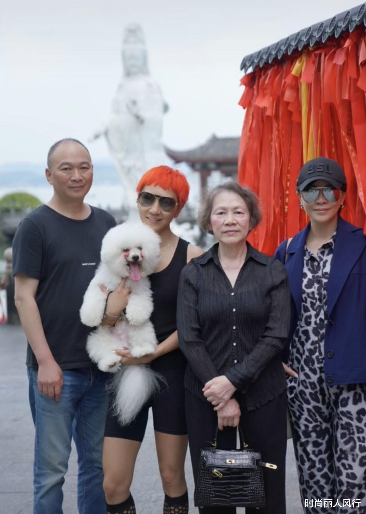 刘嘉玲|刘嘉玲妈妈真霸气！和女儿拜佛背56万爱马仕，穿一身黑巨星范足