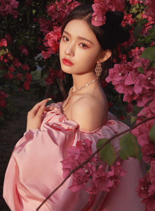 宁静|金鸡红毯百花争艳！宁静大秀事业线，倪妮大秀美背，贾玲打扮隆重