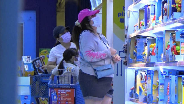 戏剧|何超盈带女儿逛商场，全程体贴照顾，2岁荷包蛋背爱马仕包显贵气