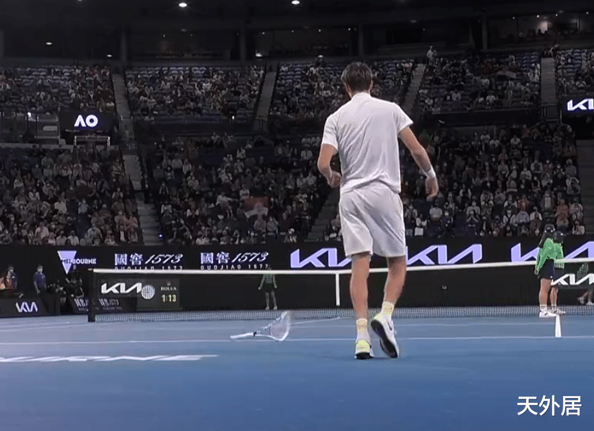 德约科维奇|德约把对手心态打炸了！冠军近在咫尺却崩盘，他卯足全力摔拍泄愤