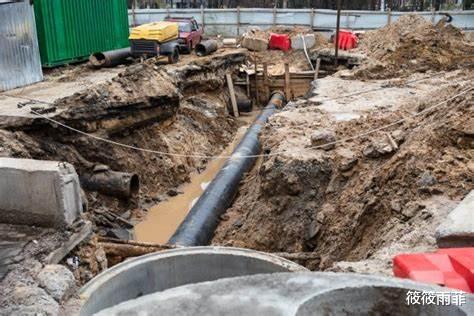 河北 为什么几乎每个建筑工地门口都放几块钢板？内行人：作用大着呢