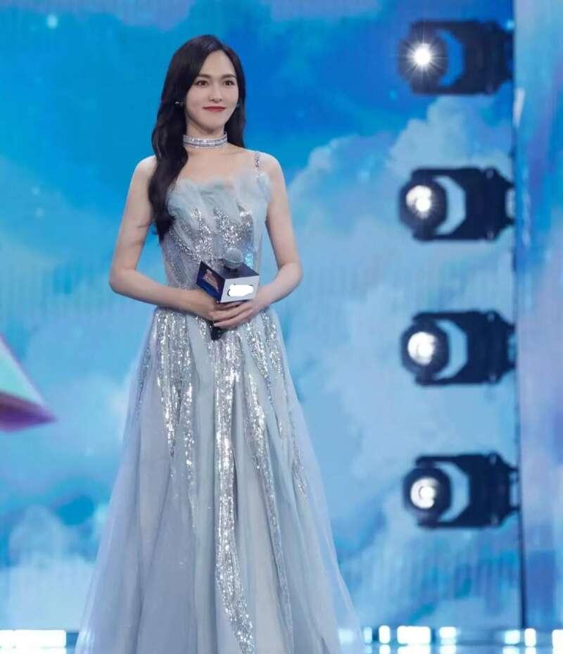 关晓彤|礼服全数翻车？杨幂、Angelababy、关晓彤，谁的礼服穿搭完胜