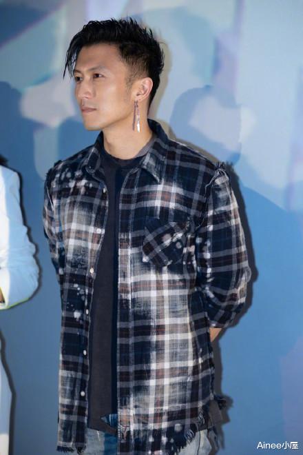 型男|谢霆锋都40岁了，仍没有油腻感，棱角清晰，穿衬衫好似叛逆少年