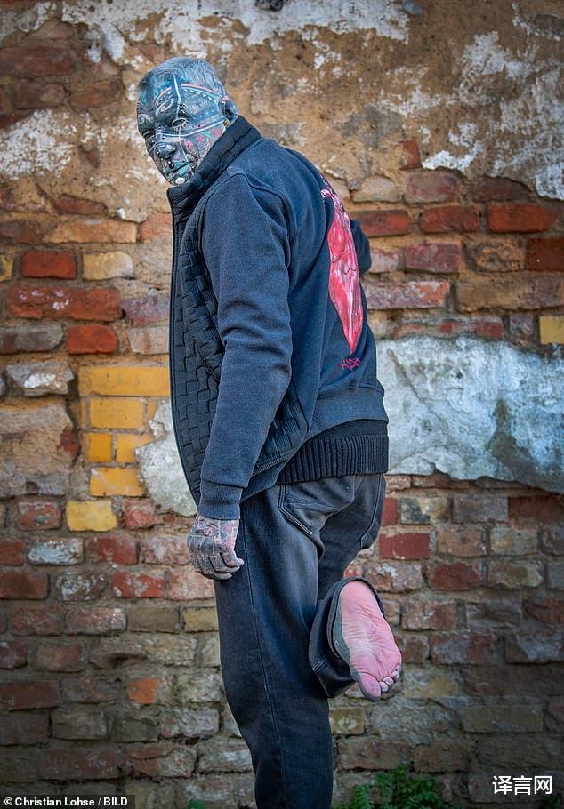德國72歲男子癡迷紋身，身體98%被覆蓋，隻剩腳底板保持原樣-圖3