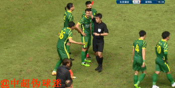 北京國(guó)安|1球領(lǐng)先，多踢1人，國(guó)安31歲老將卻主動(dòng)申請(qǐng)紅牌，遭媒體人怒批