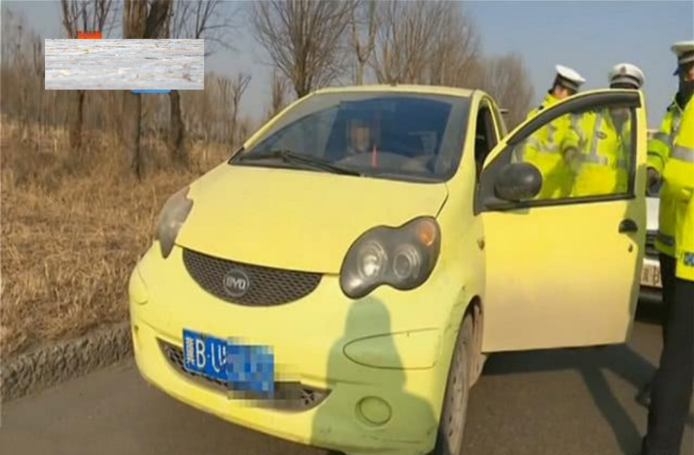 开老年代步车上路被抓,大爷不服气反问交警:买车的时候你哪去了