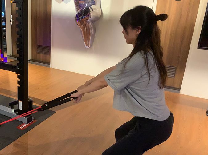 李靓蕾|李靓蕾健身照被翻出，穿灰色短袖扎丸子头，造型清爽身形傲人！