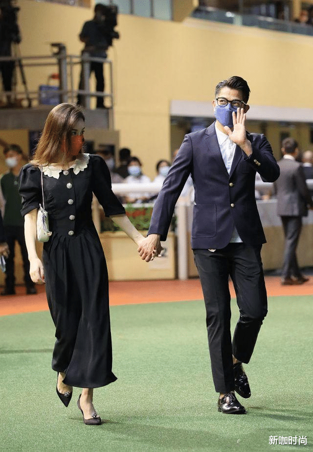 郭富城|郭富城小娇妻品位不俗，穿法式小黑裙优雅大方，却暴露了真实身高