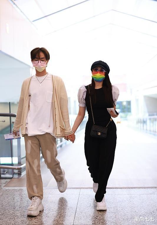 伊能静|伊能静儿子首次走机场，牵着妈妈贴心呵护似小男友，终于变爷们