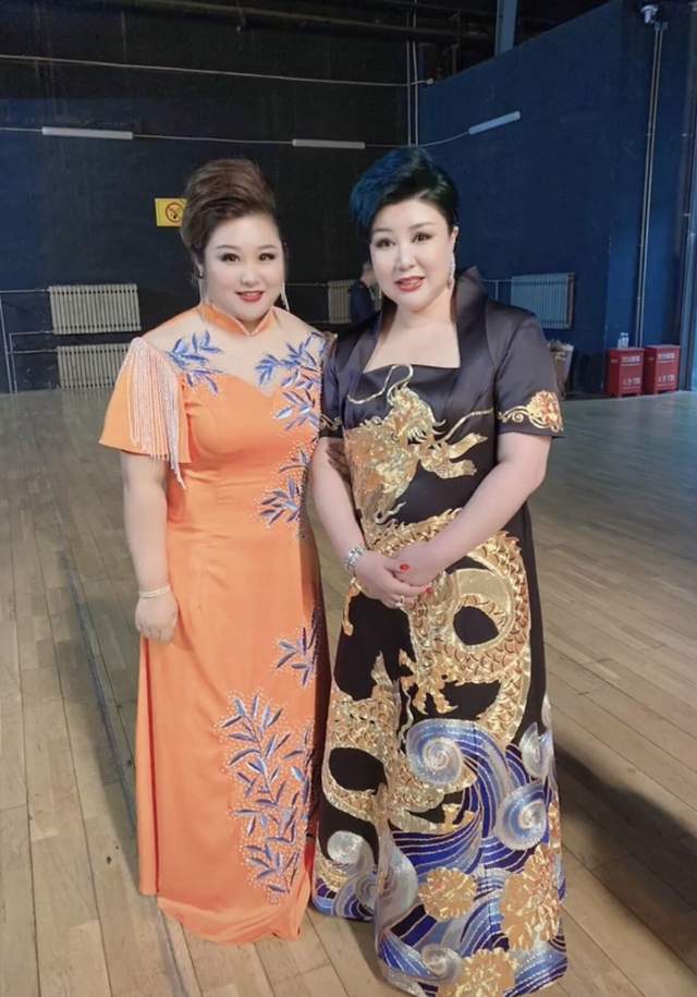 郭德纲|郭德纲妻子晒全家福！复出穿龙纹旗袍显贵气，儿子与其似复制粘贴