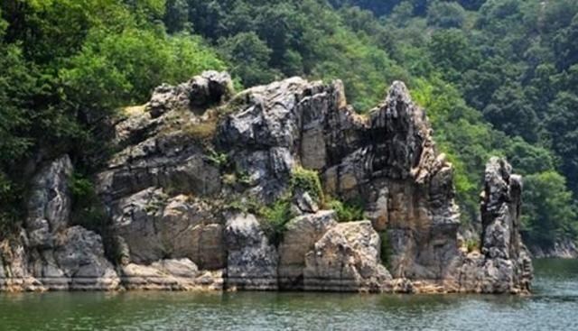 福建省 驻马店“巨无霸”人造湖，107国道贯通南北，被赞“中原漓江”