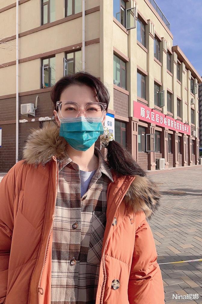 短发 周海媚换新发型似“整容”，穿羽绒服长裤淡定打针，出门扎马尾颜值大变